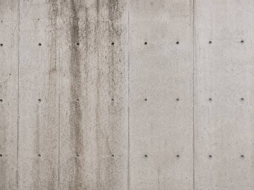 Concrete wall before cleaning